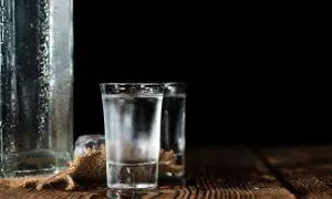 Jaka wódka? Odkryj najlepsze marki i smaki, które zachwycą