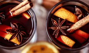 Co dodać do grzańca, by zachwycić smakiem i rozgrzać zimowe wieczory