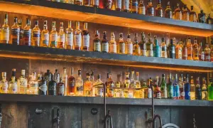 Ile może stać otwarta whisky? Sprawdź, jak nie stracić jakości