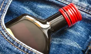 Ile kosztuje 100 ml wódki? Ceny różnych marek w jednym miejscu