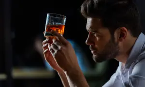 W czym się pije whisky? Odkryj najlepsze połączenia i smaki