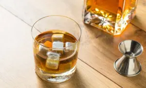 Czy metalowe kostki do whisky są warte zakupu? Odkryj zalety i wady