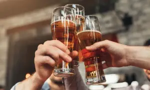Ile trzyma 5 piw? Poznaj czas metabolizmu alkoholu i ryzyko jazdy