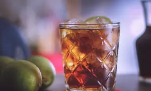 Jak pić whisky proporcje - idealne mixy dla lepszego smaku
