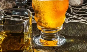Piwo czy whisky: co lepiej wpływa na zdrowie wątroby?