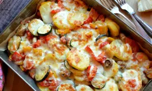 Pyszna zapiekanka warzywna z pieczarkami, która zachwyci każdego smakosza