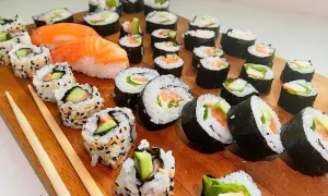 Jak zrobić domowe sushi: proste przepisy i sprawdzone techniki