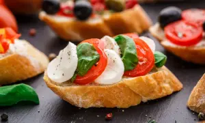 Jakie przekąski do alkoholu? Odkryj najlepsze połączenia na imprezę