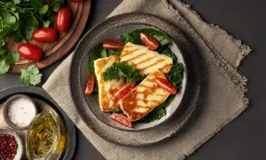 Jak smakuje halloumi? Odkryj jego wyjątkowy smak i zastosowania