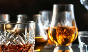 Czym się różni brandy od whisky? Odkryj kluczowe różnice i smaki
