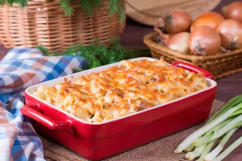 Pyszna zapiekanka makaronowa z sosem śmietanowym – przepis krok po kroku