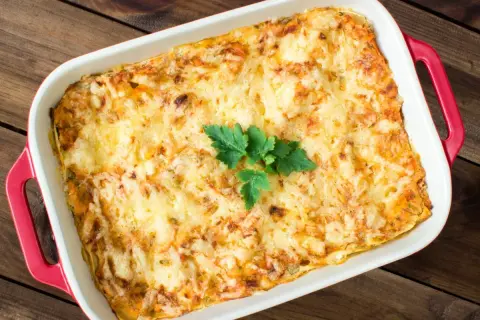 Jak przygotować zapiekankę z mięsem z rosołu, która zaskoczy smakiem