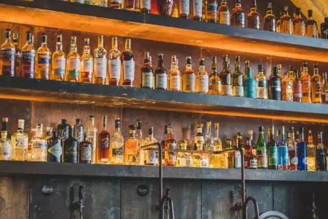 Ile może stać otwarta whisky? Sprawdź, jak nie stracić jakości