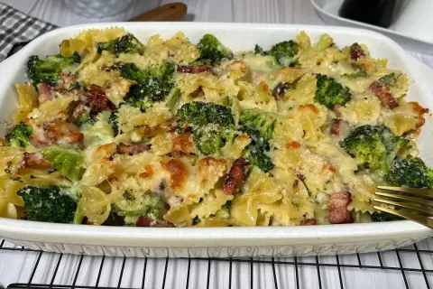 Pyszna zapiekanka z makaronem i brokułem – prosty przepis krok po kroku