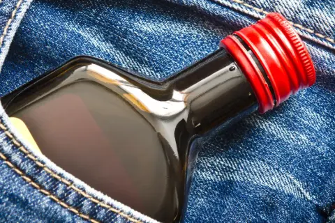 Ile kosztuje 100 ml wódki? Ceny różnych marek w jednym miejscu