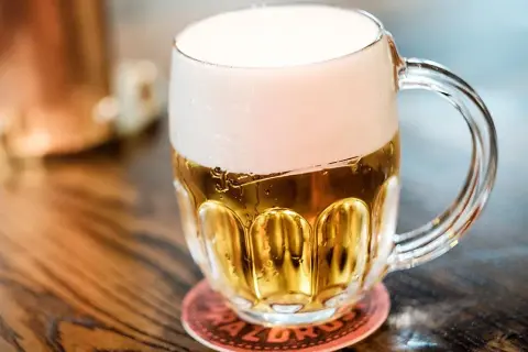 Jakie są piwa? Poznaj różnorodność smaków i rodzajów w Polsce