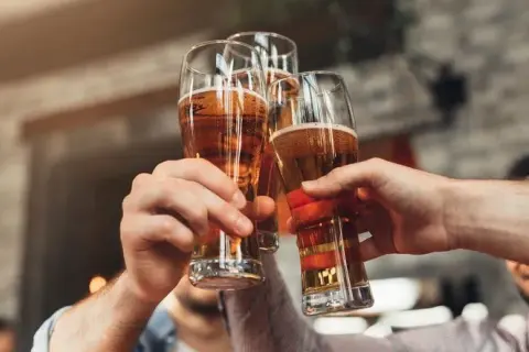 Ile trzyma 5 piw? Poznaj czas metabolizmu alkoholu i ryzyko jazdy