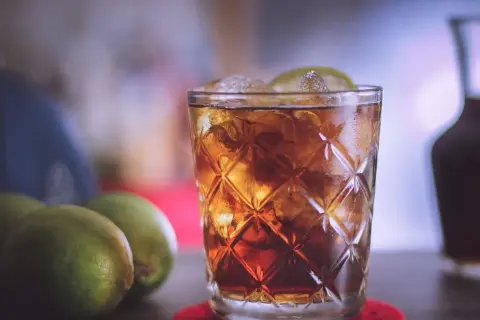 Jak pić whisky proporcje - idealne mixy dla lepszego smaku
