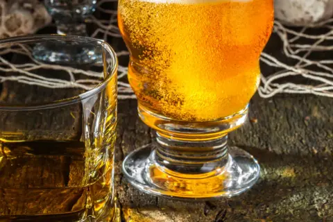 Piwo czy whisky: co lepiej wpływa na zdrowie wątroby?