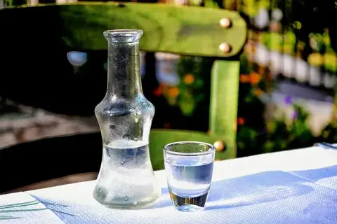 Czy bimber jest zdrowszy od wódki? Poznaj ryzyko zdrowotne alkoholu