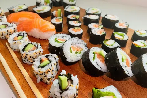 Jak zrobić domowe sushi: proste przepisy i sprawdzone techniki