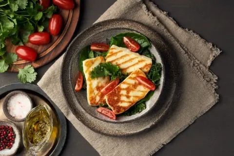 Jak smakuje halloumi? Odkryj jego wyjątkowy smak i zastosowania