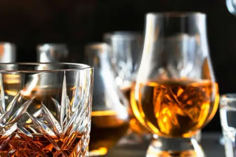 Czym się różni brandy od whisky? Odkryj kluczowe różnice i smaki