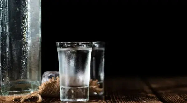 Jaka wódka? Odkryj najlepsze marki i smaki, które zachwycą
