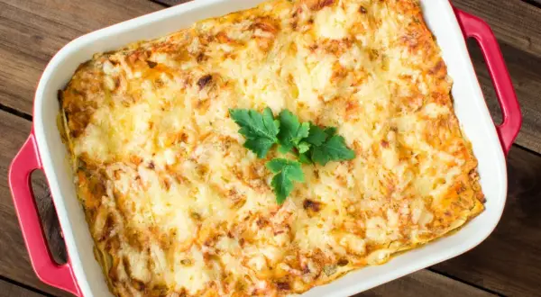 Jak przygotować zapiekankę z mięsem z rosołu, która zaskoczy smakiem