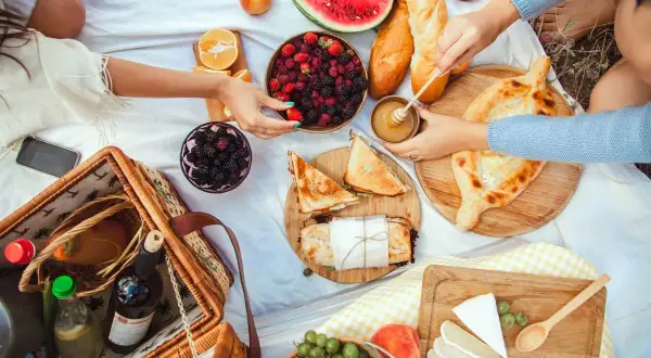Jakie przekąski na piknik? 10 łatwych i smacznych pomysłów