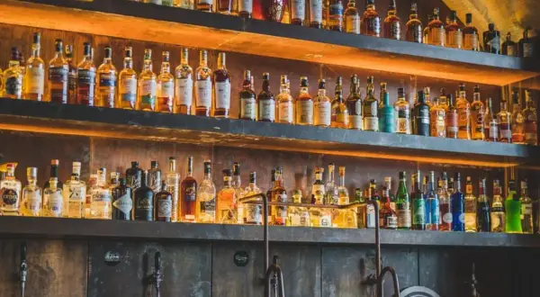Ile może stać otwarta whisky? Sprawdź, jak nie stracić jakości