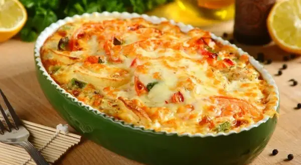 Prosta zapiekanka z ziemniakami i rybą, która zachwyci smakiem