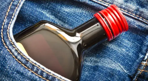 Ile kosztuje 100 ml wódki? Ceny różnych marek w jednym miejscu