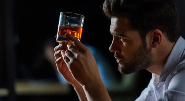 W czym się pije whisky? Odkryj najlepsze połączenia i smaki