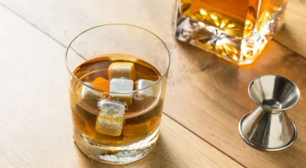 Czy metalowe kostki do whisky są warte zakupu? Odkryj zalety i wady