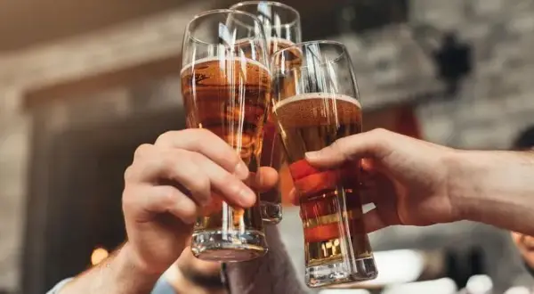 Ile trzyma 5 piw? Poznaj czas metabolizmu alkoholu i ryzyko jazdy