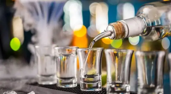 Jak pić wódkę żeby nie czuć smaku - sprawdzone sposoby na pyszne drinki