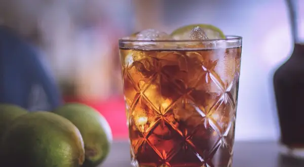 Jak pić whisky proporcje - idealne mixy dla lepszego smaku