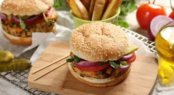 Jak zrobić domowe hamburgery z mięsa mielonego, które zachwycą smakiem