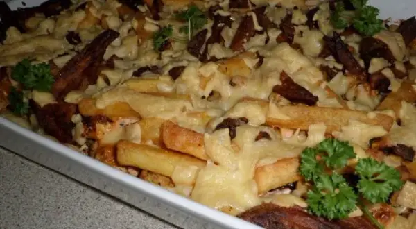 Najlepszy przepis na zapiekankę kebab z frytkami, która zachwyci każdego