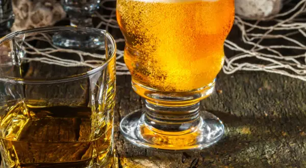 Piwo czy whisky: co lepiej wpływa na zdrowie wątroby?