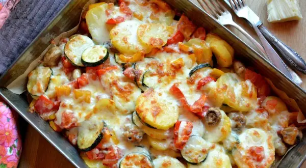 Pyszna zapiekanka warzywna z pieczarkami, która zachwyci każdego smakosza