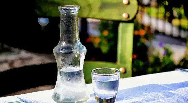Czy bimber jest zdrowszy od wódki? Poznaj ryzyko zdrowotne alkoholu