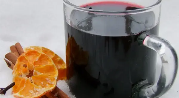 Jak podgrzać grzaniec, aby uniknąć zniszczenia smaku wina