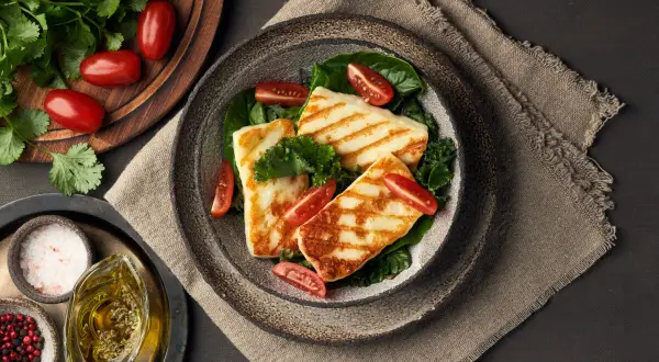 Jak smakuje halloumi? Odkryj jego wyjątkowy smak i zastosowania