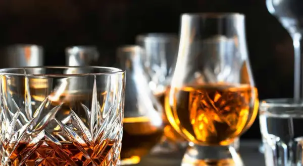 Czym się różni brandy od whisky? Odkryj kluczowe różnice i smaki