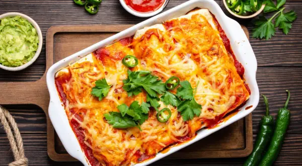 Przepis na zapiekankę z resztek pieczonego kurczaka, która zachwyci