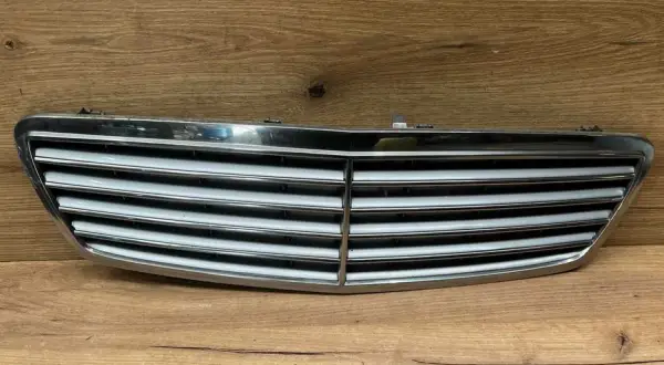 Grill Mercedes W203 - Nowoczesny wygląd i łatwa instalacja akcesorium
