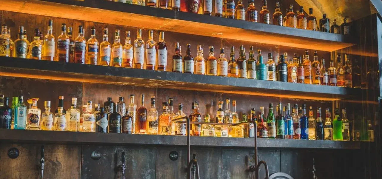Ile może stać otwarta whisky? Sprawdź, jak nie stracić jakości