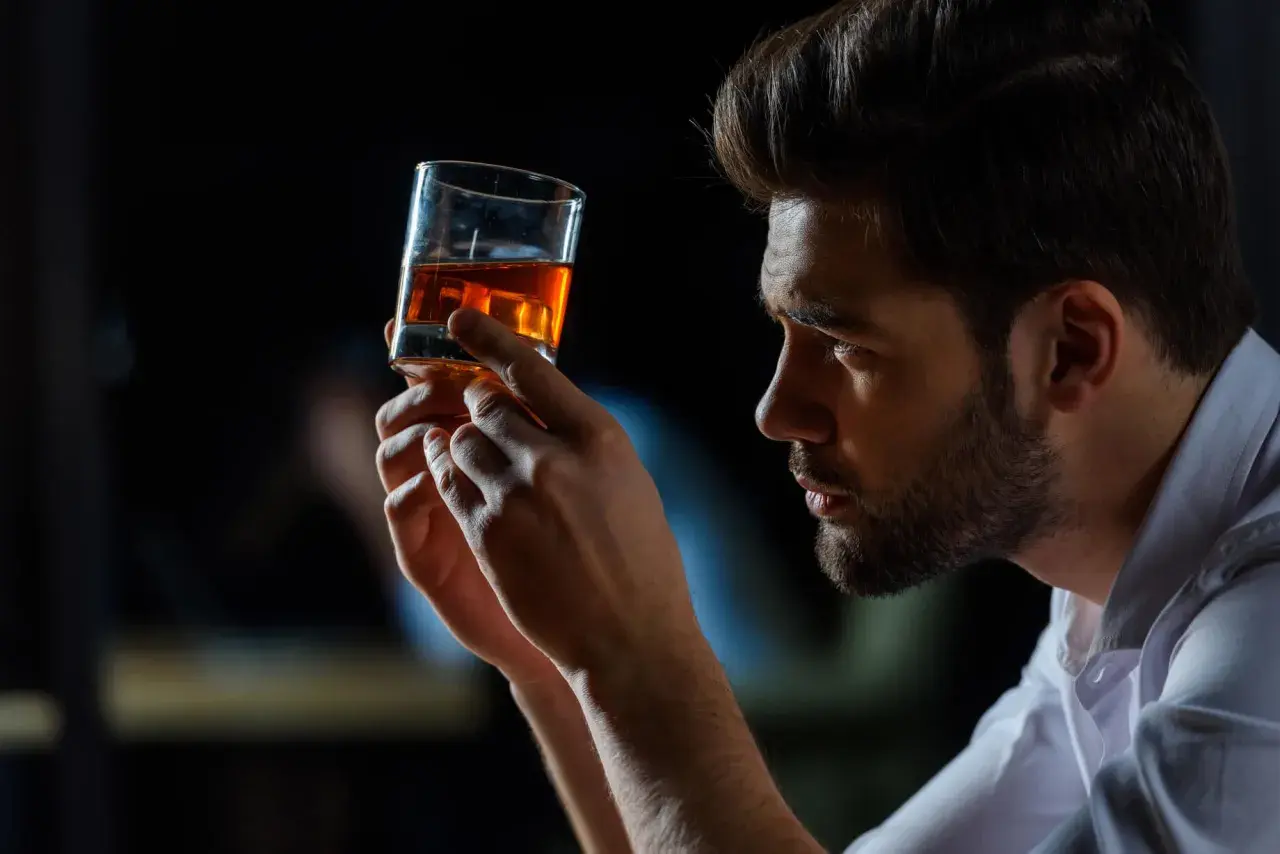 W czym się pije whisky? Odkryj najlepsze połączenia i smaki